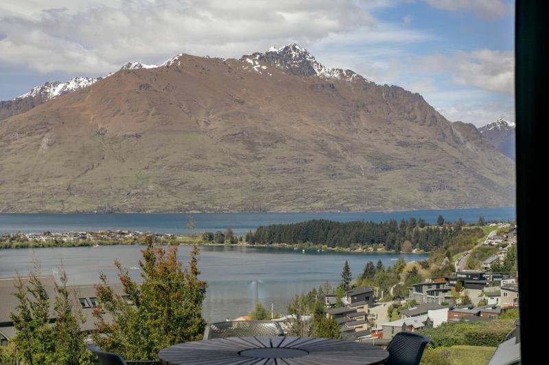 Lakeview Alpine Villa - Great Views Close to Town - image 6