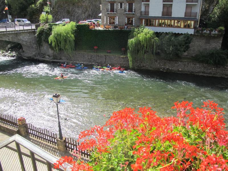 Triple Room with River View image 3