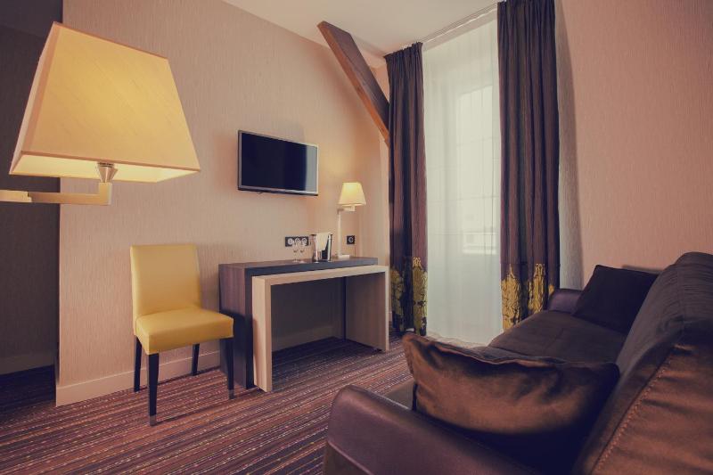 King Suite with Bathtub and Sofa Bed image 3