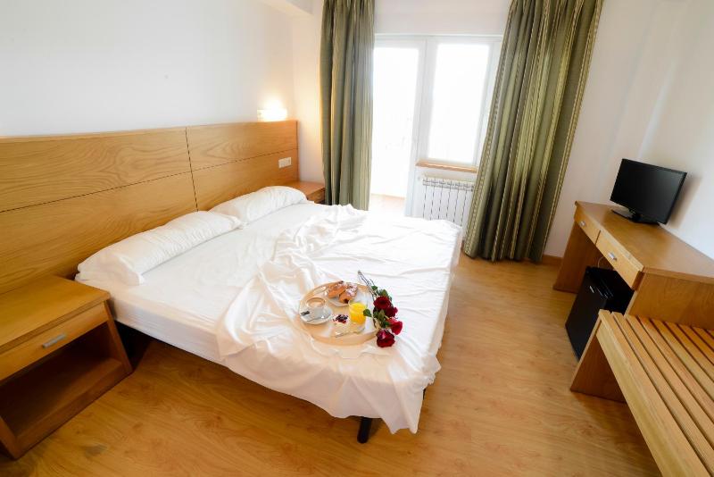 Deluxe Double Room with Balcony and Sea View image 4