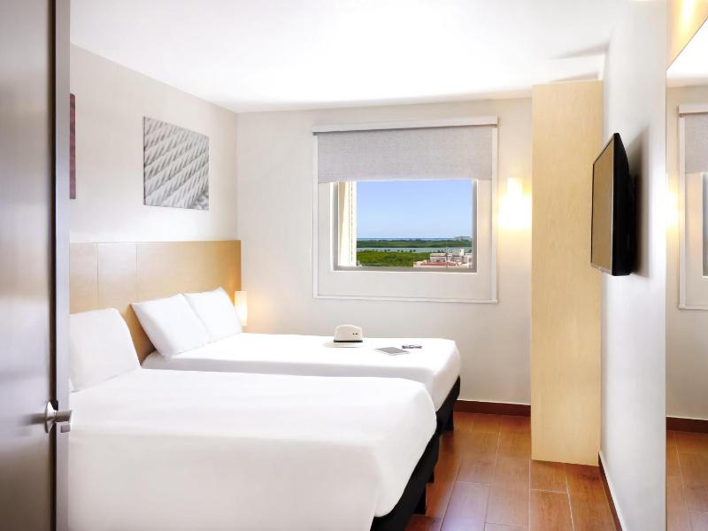 Ibis Cancun Centro Hotel - image 11