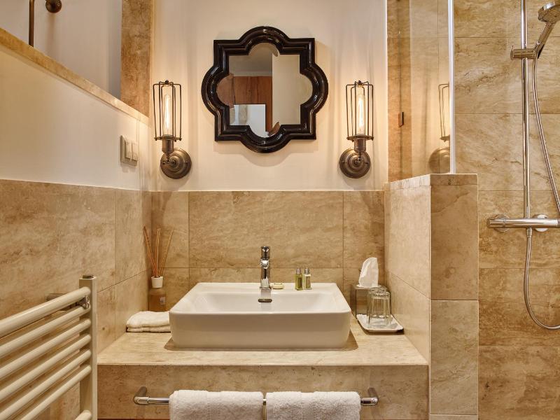 Deluxe Double or Twin Room image 4