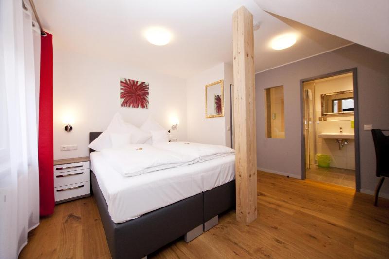 Classic Double Room image 4