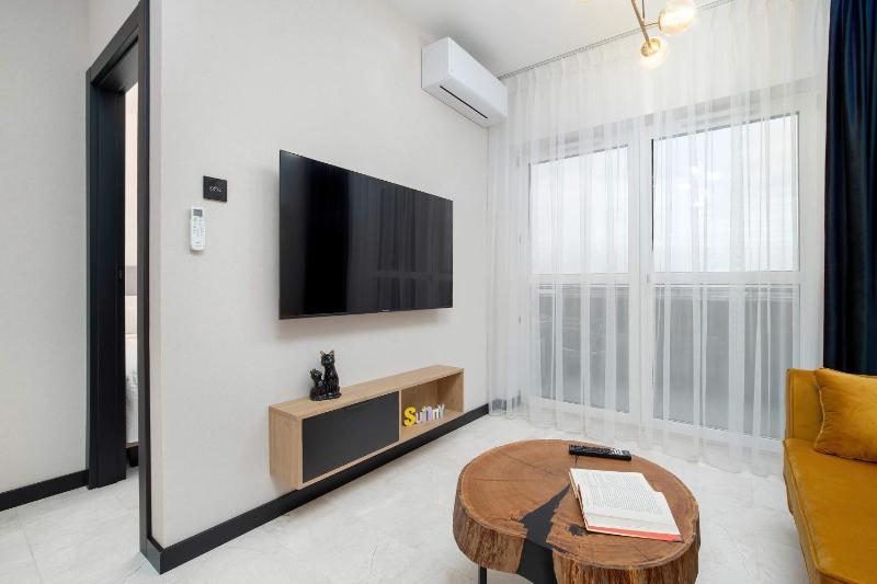 Black and Yellow Apartment in Rzeszów Close to the River with Air Conditioned Living Room by Noclegi Renters - image 18