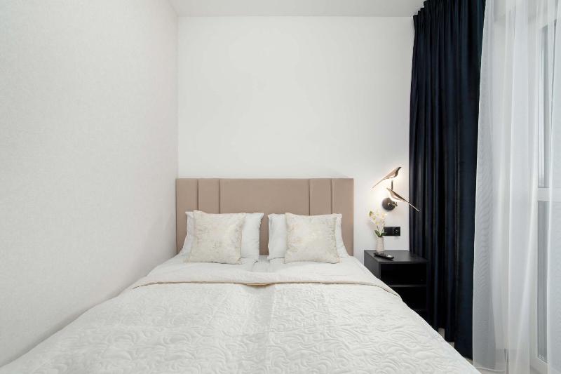 Black and Yellow Apartment in Rzeszów Close to the River with Air Conditioned Living Room by Noclegi Renters - image 17