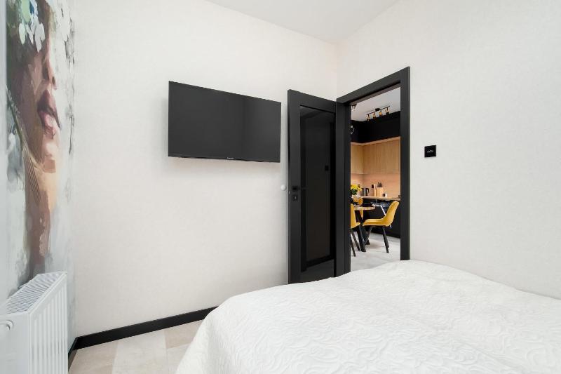 Black and Yellow Apartment in Rzeszów Close to the River with Air Conditioned Living Room by Noclegi Renters - image 5