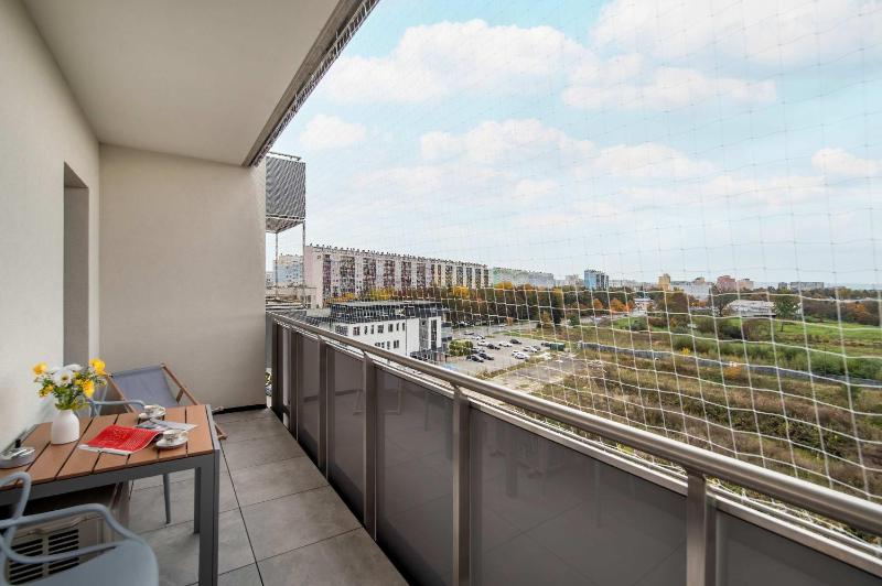 Black and Yellow Apartment in Rzeszów Close to the River with Air Conditioned Living Room by Noclegi Renters - image 20