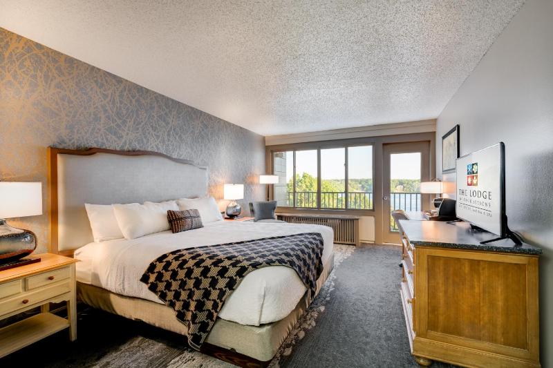 Standard King Room image 2