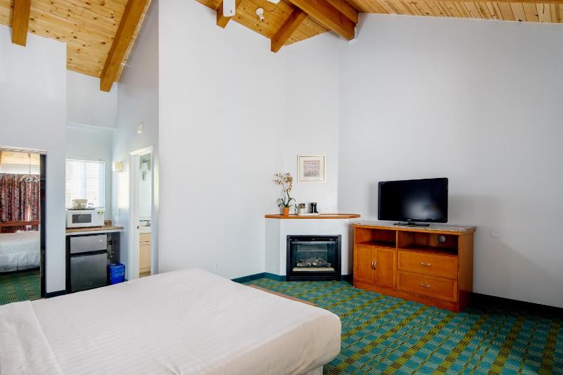 Deluxe King Room image 3