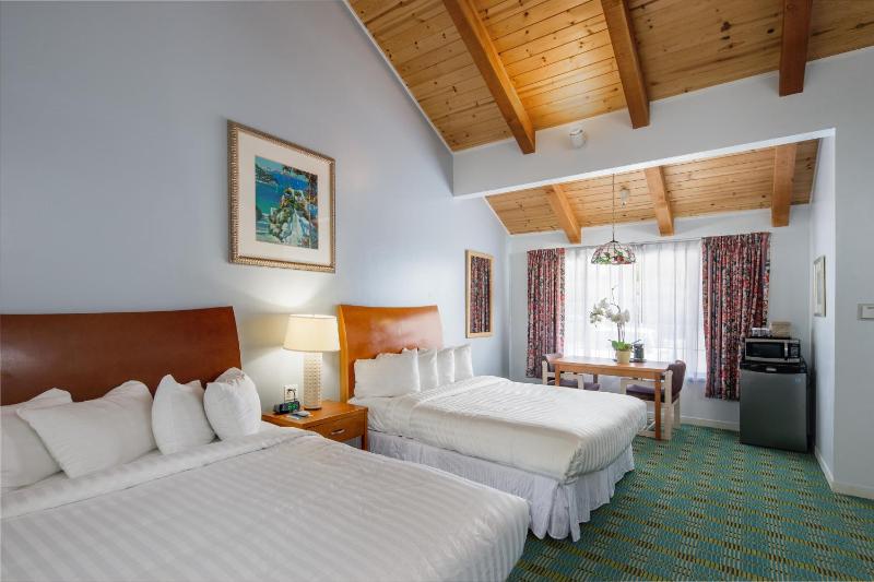Deluxe Queen Room with Two Queen Beds image 2