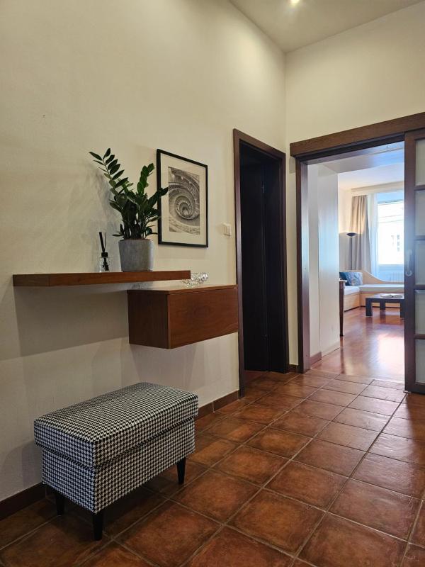 Historic Townhouse Apartment Tina by City Hall - image 4