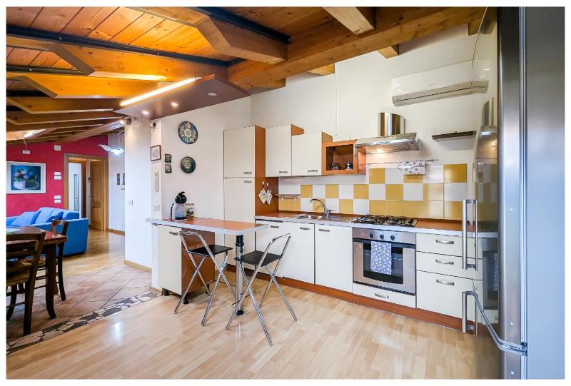 Casa Maffi con terrazzo e box auto in centro città - image 13