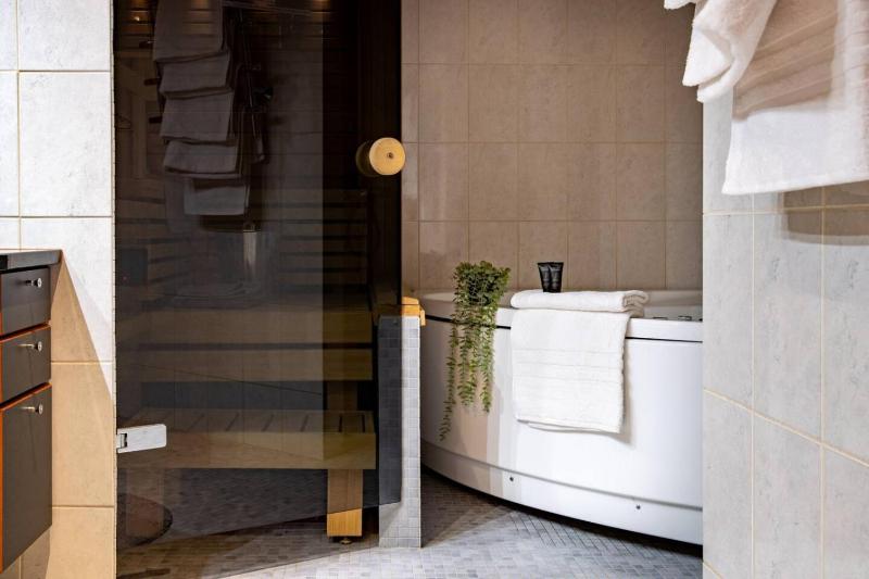 Penthouse Loft with Jacuzzi and Sauna - image 9
