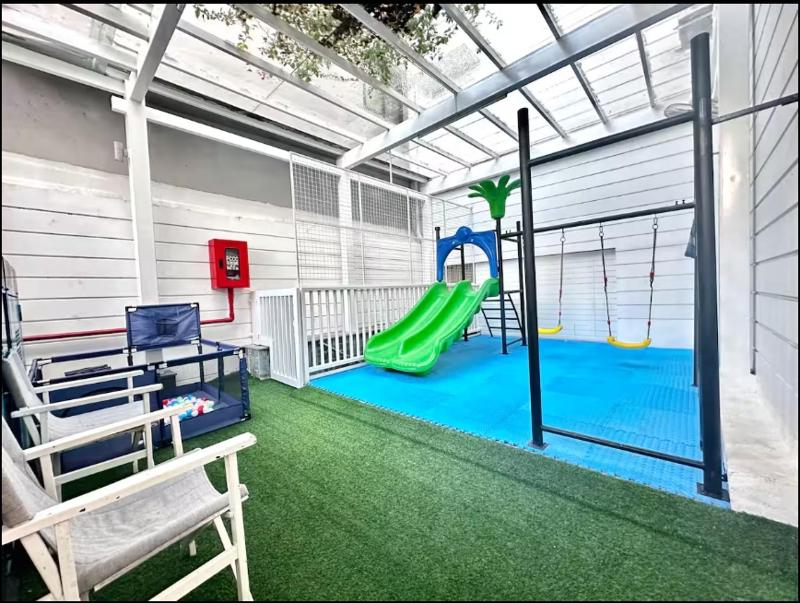 Chic Boho Huge Poolside 1 Bedroom Suite - Steps from The Beach Escape & Garden View - image 10
