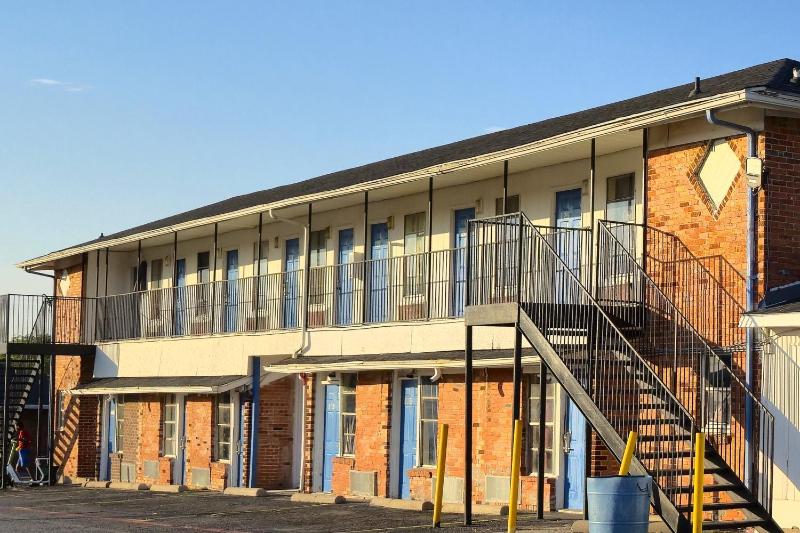 Cole Manor Motel By OYO Love Field Market Center - image 1