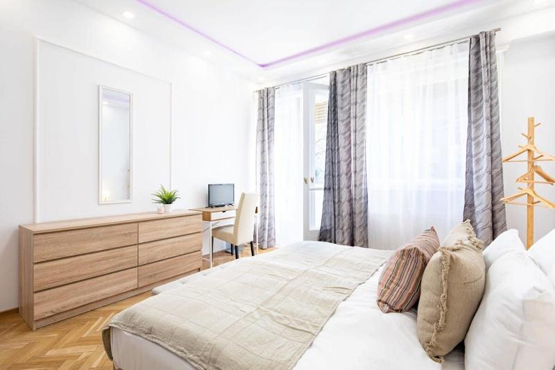 Central - Large - Balcony - Comfy - AC - image 16