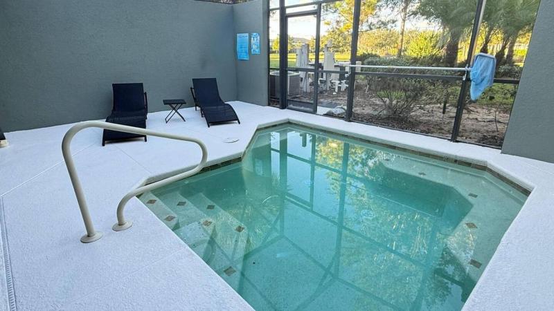 Lovely 4BR Home w Pool & BBQ at Solterra - image 11