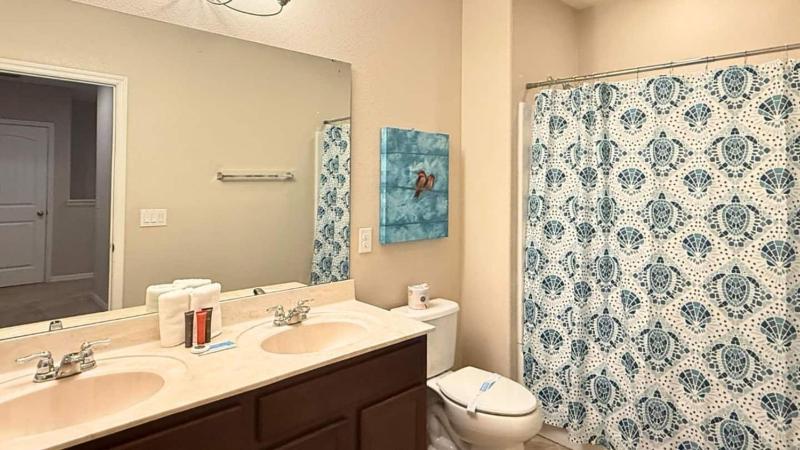 Lovely 4BR Home w Pool & BBQ at Solterra - image 29