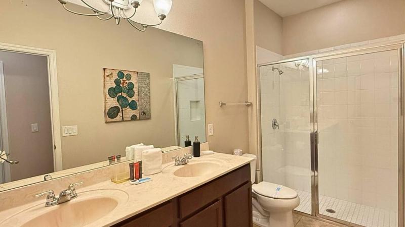 Lovely 4BR Home w Pool & BBQ at Solterra - image 3