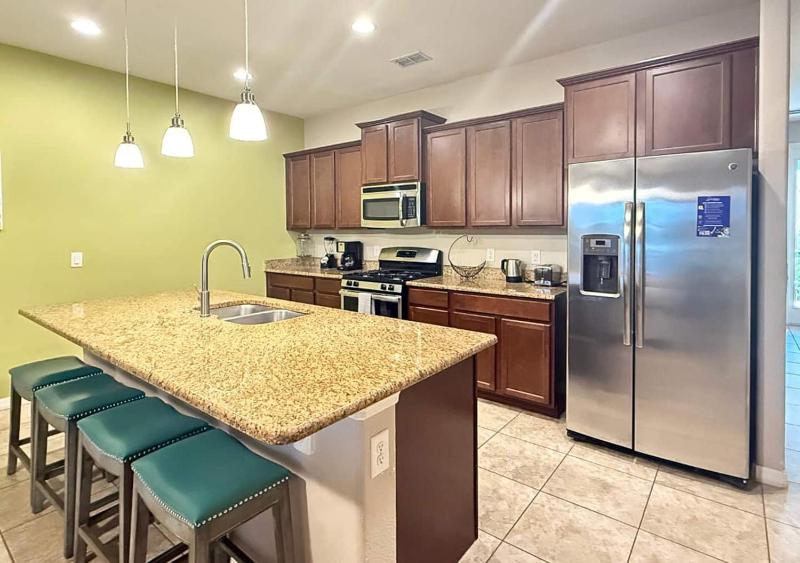 Lovely 4BR Home w Pool & BBQ at Solterra - image 15