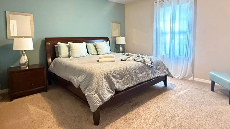 Lovely 4BR Home w Pool & BBQ at Solterra - image 23