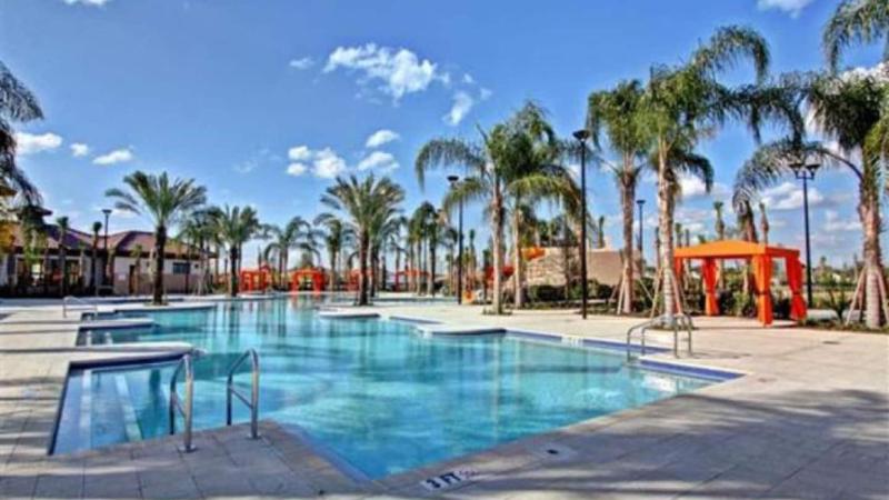 Lovely 4BR Home w Pool & BBQ at Solterra - image 10