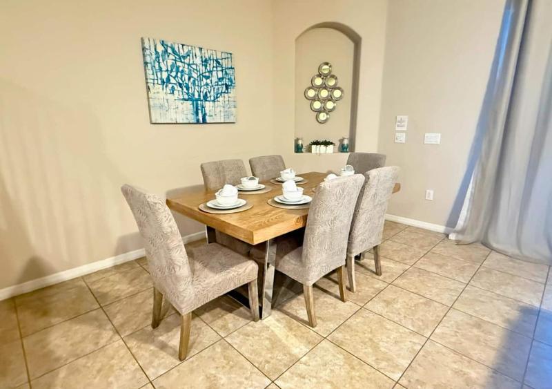 Lovely 4BR Home w Pool & BBQ at Solterra - image 21
