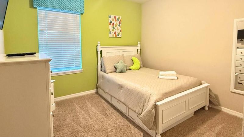Lovely 4BR Home w Pool & BBQ at Solterra - image 7
