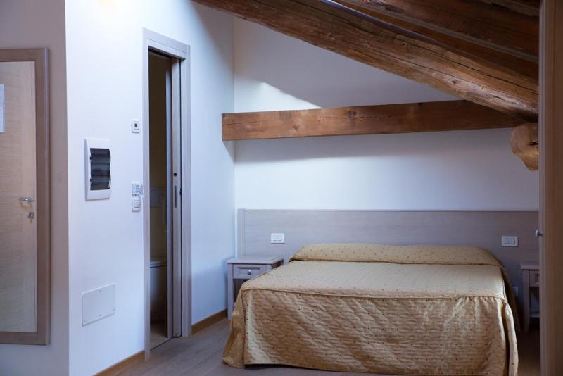 Double or Twin Room image 3