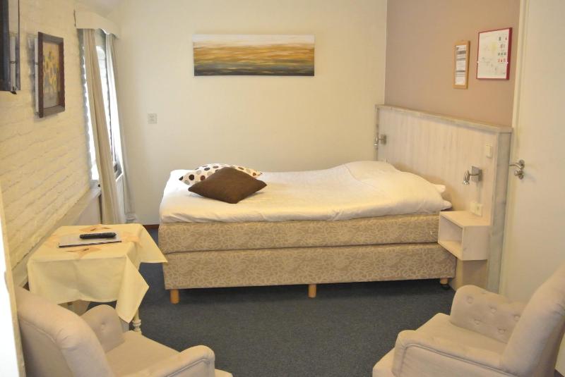 Standard Double Room image 4