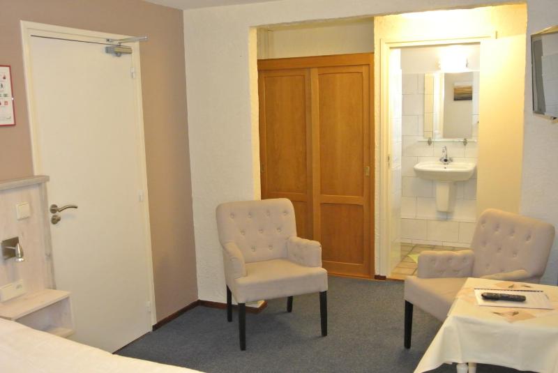 Standard Double Room image 3