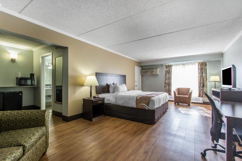 King Suite - Non-Smoking image 3