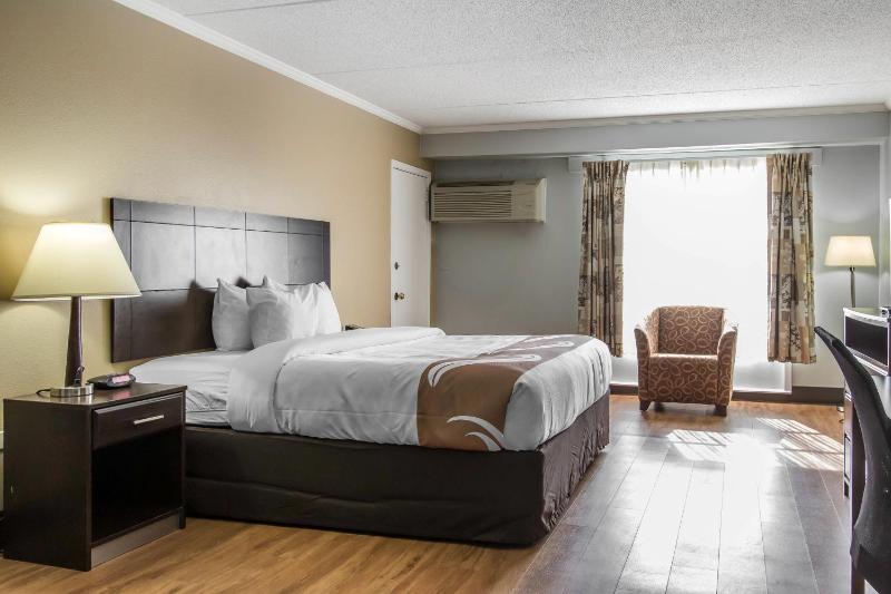 King Suite - Non-Smoking image 2