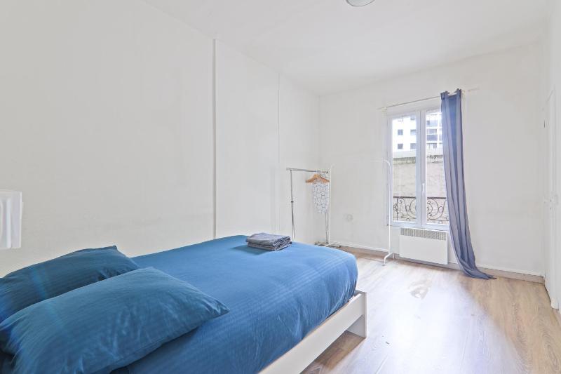 Eiffel Tower 2 Heart of Paris 1BR-4P with NetFlix - image 9