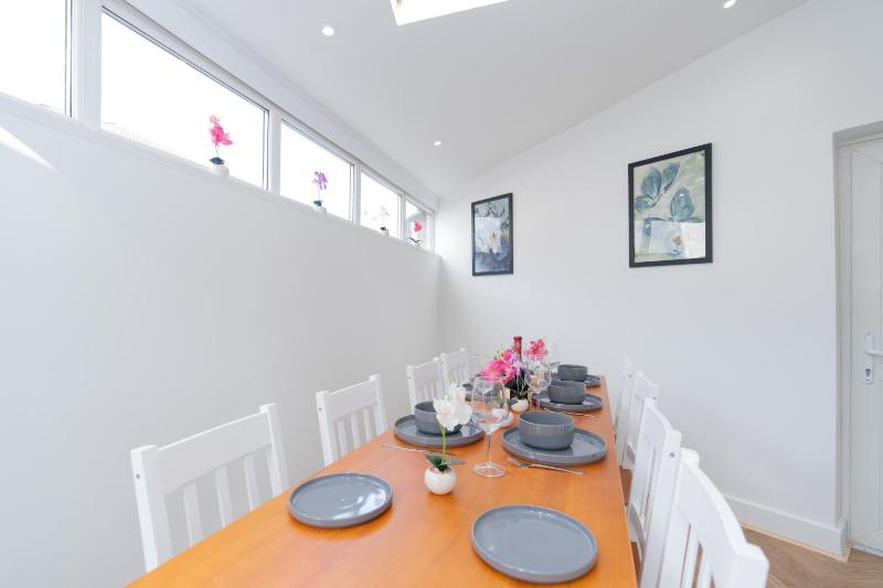 Open Mind Property - 4BR 17 Guests & Free Parking - image 28