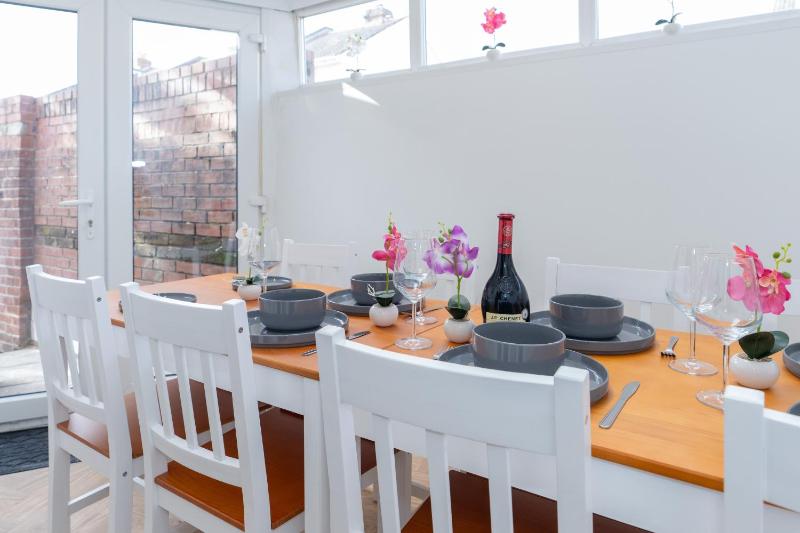 Open Mind Property - 4BR 17 Guests & Free Parking - image 10