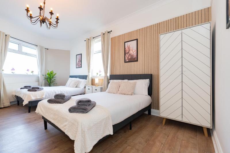 Open Mind Property - 4BR 17 Guests & Free Parking - image 21