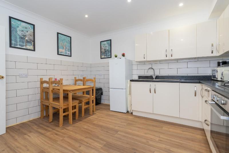 Open Mind Property - 4BR 17 Guests & Free Parking - image 17