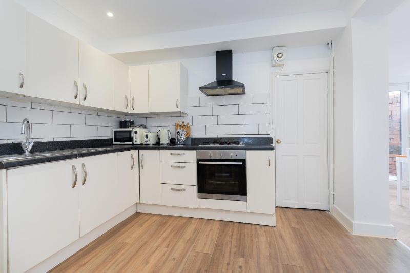 Open Mind Property - 4BR 17 Guests & Free Parking - image 29