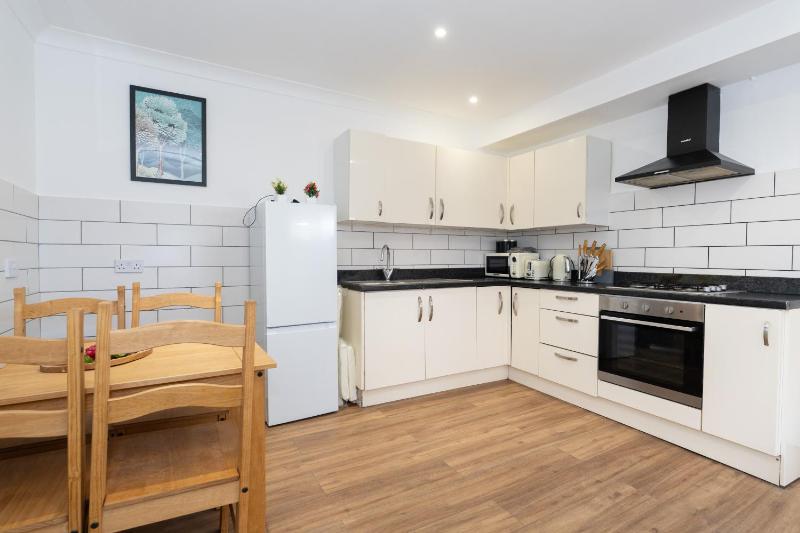 Open Mind Property - 4BR 17 Guests & Free Parking - image 34