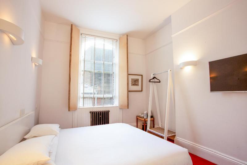 Kellys Hotel - image 15