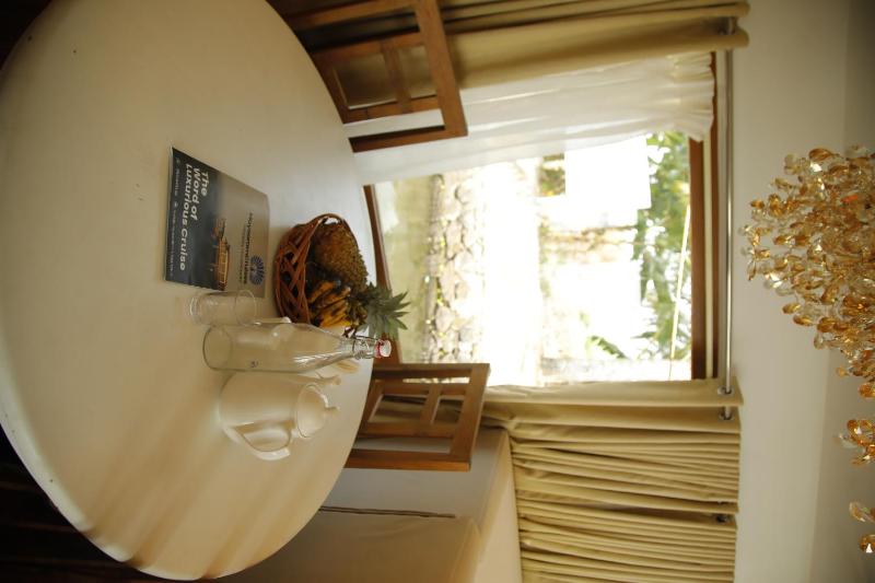 Mayooram cruises -luxury houseboat - image 9