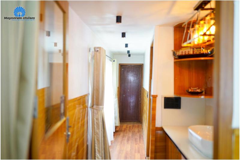 Mayooram cruises -luxury houseboat - image 15