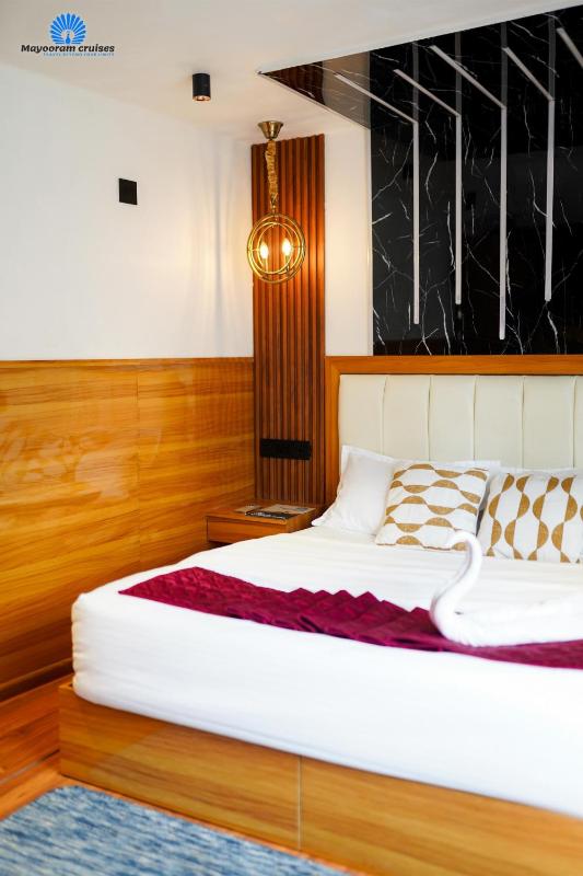 Mayooram cruises -luxury houseboat - image 8