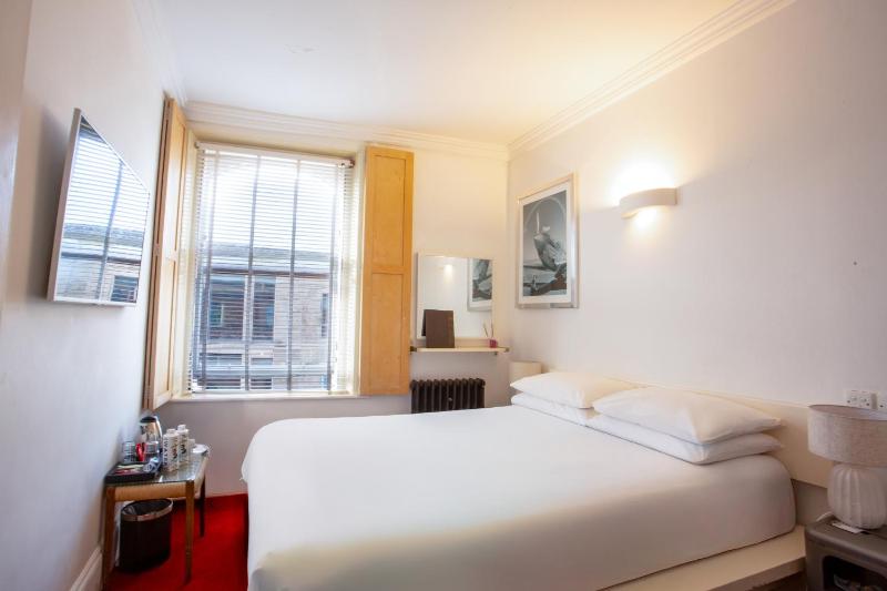 Kellys Hotel - image 16