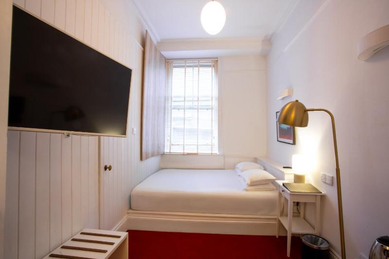 Kellys Hotel - image 12