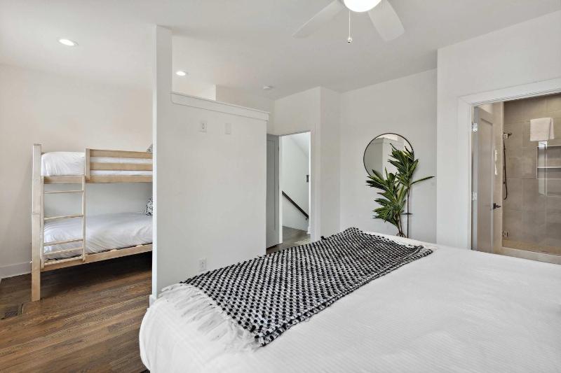 2 West End Homes with Stunning Rooftop Views - image 10