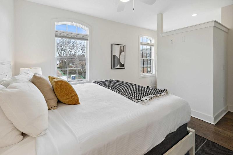 2 West End Homes with Stunning Rooftop Views - image 6