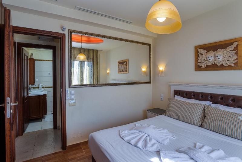 Sunshine Villa with Private Pool by Estia - image 14