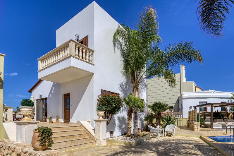 Sunshine Villa with Private Pool by Estia - image 19